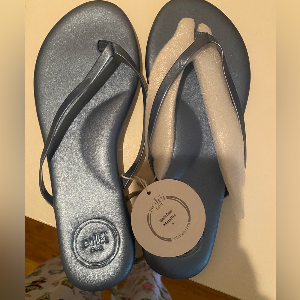 Solei Sea Blue flip flops NWT